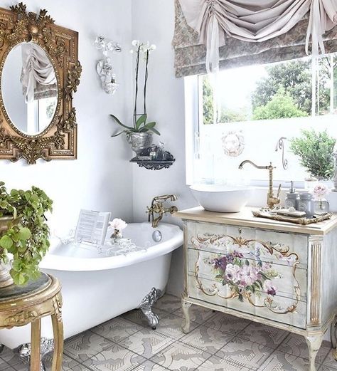 Small Shabby Chic Bathroom, French Country Decorating Ideas, Baños Shabby Chic, French Style Chairs, Country Decorating Ideas, French Bathroom, Living Room Decor Country, French Country Living, French Country Bathroom