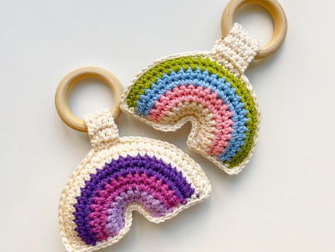 Make a special present with FREE crochet pattern for a rainbow baby rattle! Rattle Crochet Pattern, Rattle Crochet, Wooden Baby Rattle, Crochet Rattle, Rainbow Crochet, Cute Rainbow, Pregnancy Gifts, Baby Rattle, Rainbow Baby