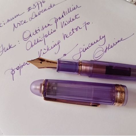 Writing Fountain Pen Aesthetic, Aesthetic Fountain Pen, Pens For Journaling, Fountain Pen Aesthetic, Nice Pens, Aesthetic Pens, Fountain Pens Writing, Best Fountain Pen, Purple Pen