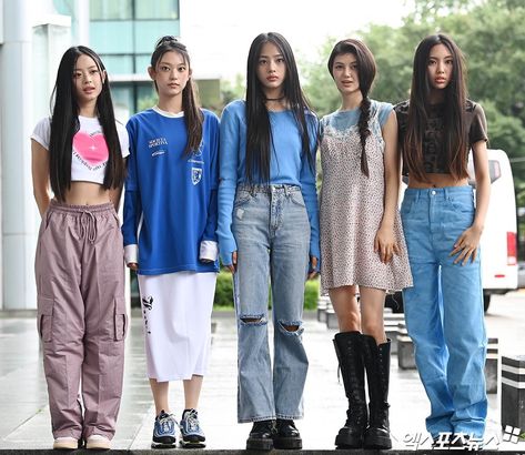 newjeans pics on Twitter: "#NewJeans on their way to record of SBS Power FM Radio's 'Two O'clock Escape Cultwo Show' https://t.co/ujGQEyIzFB" / Twitter Latina Outfit, Casual Attire For Women, New Jeans Style, Yellow Shirts, Stage Outfits, Kpop Outfits, Kpop Fashion, Outfits Casuales, Jean Outfits