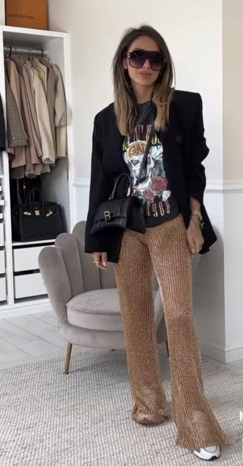 Boho Night Out Outfit Winter, Sparkle Pants Outfit Casual, Sequin Trousers Street Style, Sparkle Pants Outfit New Years, Sequin Pants Street Style, Sequin Pants Casual Outfit, Sequin Trousers Outfits Casual, Casual New Years Outfit Jeans, What To Wear To An Art Show Outfit