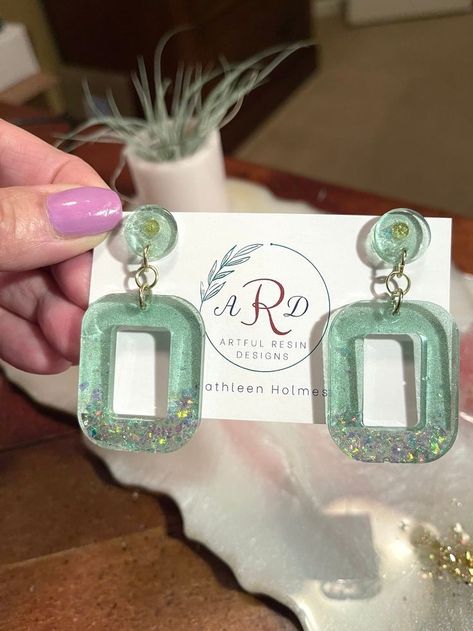 Earrings Handmade Resin, Handmade Resin Earrings, Uv Jewelry, Resin Earrings Ideas, Resin Earrings Diy, Diy Resin Earrings, Diy Resin Keychain, Epoxy Jewelry, Jewels Diy