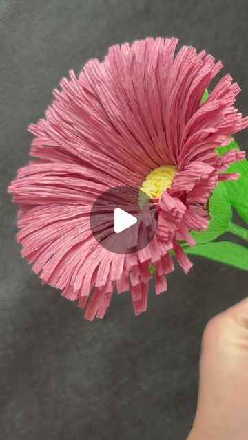 Crap Paper Flower, Crepe Paper Flowers Diy Easy, Crepe Paper Decorations, Paper Flowers Easy, Free Paper Flower Templates, Crepe Paper Flowers Tutorial, Crepe Flowers, Beautiful Paper Flowers, Crepe Paper Crafts