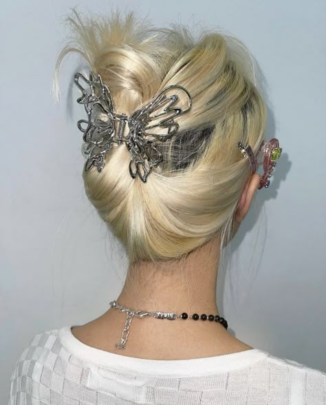 Hair Clamps, Butterfly Hair Clip, Butterfly Hair, Mode Inspo, Aesthetic Hair, Cute Hair, Pretty Hairstyles, Hair Looks, Style Outfits