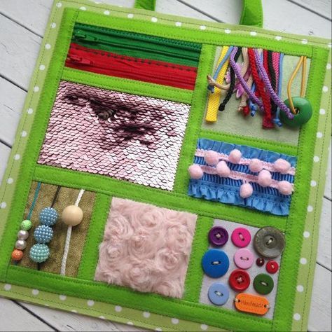 Baby Zintuiglijk, Babysitting Activities, Kids Motor Skills, Baby Sensory Play, Sensory Blanket, Fidget Blankets, Fidget Quilt, Diy Bebe, Sensory Book