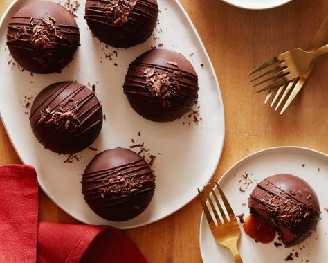 Chocolate Dome, Easy Meal Ideas, Chocolate Heaven, Chocolate Shells, Chocolate Bomb, Chocolate Dessert Recipes, Fancy Desserts, Glass Baking Dish, Chocolate Shavings