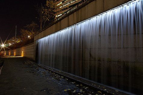 Landscape Lighting Ideas, Waterfall Lights, Water Curtain, Japanese Garden Landscape, Water Feature Wall, Green Facade, Pool Water Features, Indoor Waterfall, Backyard Garden Landscape