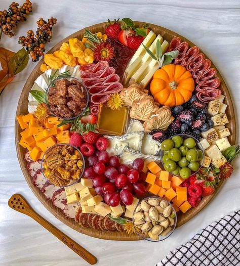 Courtesy of https://www.theboardloon.com/ November Charcuterie Board, Fall Themed Charcuterie Board, Thanksgiving Snacks Appetizers, Thanksgiving Cheese Board, Charcuterie Board Thanksgiving, Charcuterie Board Fall, Thanksgiving Charcuterie Board Ideas, Thanksgiving Charcuterie Board, Thanksgiving Dinner Table Setting