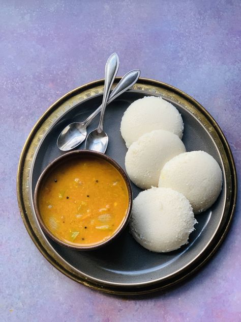 EASY SAMBAR RECIPE FOR IDLIS Easy Sambar Recipe, Veggie Lunch, Idli Sambar, Sambar Recipe, Lunch Options, Chef Craft, Vegetable Platter, Dried Vegetables, Desserts Menu