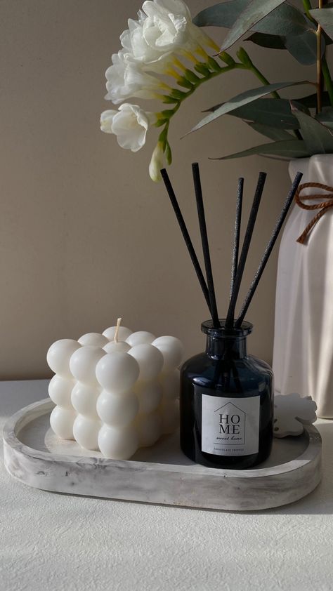 Reed Diffuser Aesthetic, Candle Making For Beginners, Candle Cozy, Shelf Decor Bedroom, Aesthetic Candle, Cozy Candles, Kiosk Design, Diy Ceramic, Aesthetic Candles