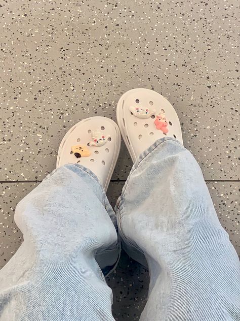 White Crocs Aesthetic, Platform Crocs Outfits, Outfit With Clogs, White Crocs Outfit, Jibbitz Crocs Ideas, Jibbitz Ideas, Crocs Aesthetic, Crocs Platform, Jibbitz Crocs