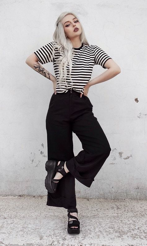 Wide Leg Pants Outfit Grunge, Casual Punk Outfits For Women, Disturbia Outfit, Pants Wide Leg Outfit, Black Wide Leg Trousers Outfit Casual, Rock Dress Outfit, Punk Casual Outfits, Women Alternative Fashion, Wide Hips Outfit