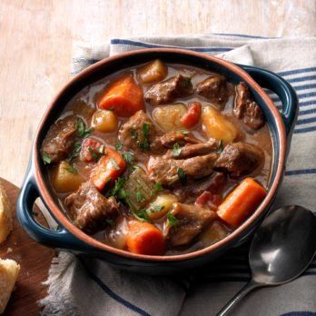 29 Steamy Stew Recipes Slow Cooker Stew Recipes, Slow Cooker Recipes Beef Stew, Crockpot Soups, Irish Beef Stew, Hamburger Stew, Albanian Recipes, Slow Cooker Recipes Beef, Slow Cooker Beef Stew, Crockpot Cooking