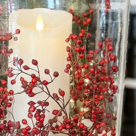 Janine Graff on Instagram: "Snowy Berry Candle Centerpiece ❄️ is a timeless and naturally elegant winter arrangement, perfect for the classic holiday season.❤️ To shop, comment the word LINK and I’ll message you exact items details. I love the sophisticated yet simple nature of this arrangement, effortlessly achieved by combining a flameless candle in a glass hurricane with faux snow and vibrant red berries. The result is a cozy and elegant setting, perfect for holiday decor. Everything is linked on my profile @shop.ltk app. Search JANINEGRAFF in the search bar to find & follow my profile. You can also source all links by clicking on the link in my bio @_janinegraff_ Direct URL >> https://liketk.it/4nDKR PS- this faux biodegradable snow is the best I have ever worked with! #christma Cylinder Vase Centerpiece, Janine Graff, Williamsburg Christmas, Berry Candle, Xmas Centerpieces, Winter Arrangements, Candle Centerpiece, White Pillar Candles, Faux Snow