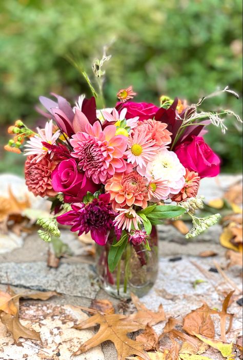 Fall Pink Flower Arrangements, Orange Pink Flower Arrangements, Pink And Orange Arrangements, Fall Pink Floral Arrangements, Fall Bridal Shower Centerpieces, Pink And Orange Dahlia Bouquet, Tent Decor, Floral Work, Rosh Hashana