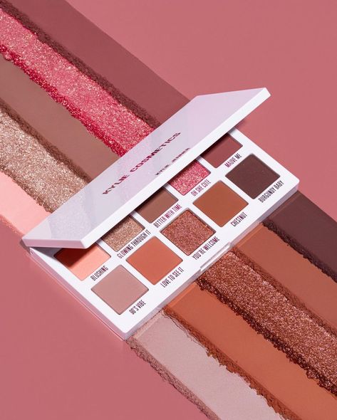 Kylie Cosmetics on Instagram: “a weekend glam must 💞 our mauve palette features the perfect mix of cool and warm rosy neutrals with a few multidimensional pops to create …” Mauve Palette, Kylie Baby, Kylie Kristen Jenner, Images And Words, Kardashian Jenner, Day Night, Kylie Cosmetics, Night Looks, Kylie Jenner