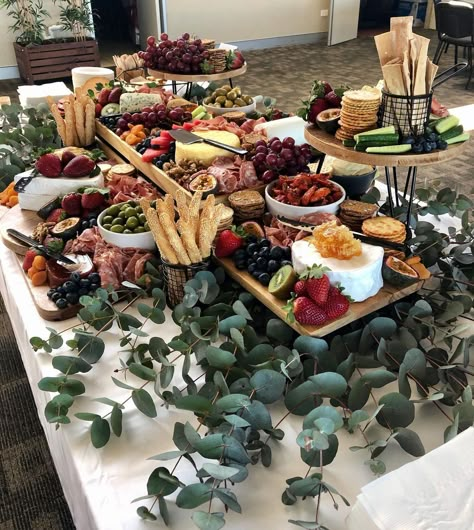 Deco Champetre, Buffet Decor, Party Food Buffet, Grazing Table, Charcuterie Inspiration, Charcuterie Platter, Party Food Platters, Wedding Buffet, Charcuterie And Cheese Board