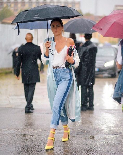 What shoes to wear when raining in summer Summer Rain Outfit, Rainy Summer Outfit, Rainy Day Summer Outfits, Rainy Weather Outfits, Spring Party Outfit, Summer Day Outfits, Rainy Day Outfit For Work, Rain Outfit, Dinner Outfits