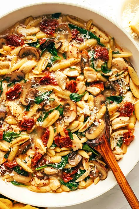 This one pot creamy sun-dried tomato pasta recipe is made with chicken, mushrooms and spinach in a rich garlic basil sauce. Serve topped with lots of Parmesan and enjoy! | gimmesomeoven.com Classy Meals, Sun Dried Tomato Recipes, Pasta Fazool, Sundried Tomato Chicken, Sun Dried Tomato Pasta, Sundried Tomato Pasta, Tomato Pasta Recipe, Chicken Mushrooms, Tomatoes Recipe