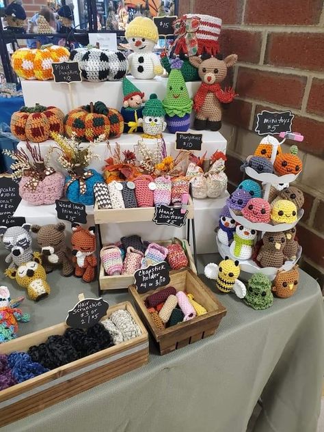 Market Displays Table Ideas, Crochet For Market Stall, Vendor Booth Display Ideas Crochet, Crochet Craft Table Display, Simple Cute Crochet Ideas Easy, Crochet Vendor Display Ideas, Crochet Stall Display Ideas, Crafts To Sell At Craft Fair, Market Setup Ideas