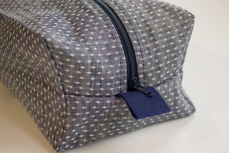 Dopp Kit Tutorial, Cosmetic Bags Diy, Toiletry Bag Pattern, Cute Tweets, Mens Dopp Kit, Messenger Bag Patterns, Dopp Bag, Boxy Bags, Bags Sewing