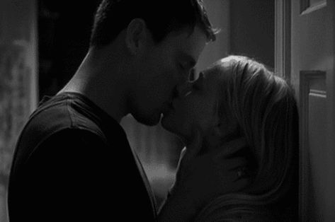 Making Out Gif, Klaus And Caroline, Cute Kiss, Brad Simpson, Romantic Kiss, Cameron Dallas, Dear John, Klaus Mikaelson, Love Kiss