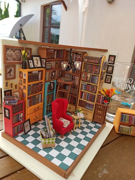 Miniature Library Diy, Library Miniature, Library Corner, Dollhouse Library, Miniature Library, Mini Bookshelf, Miniature Dollhouses, Wooden Hut, Perspective Sketch