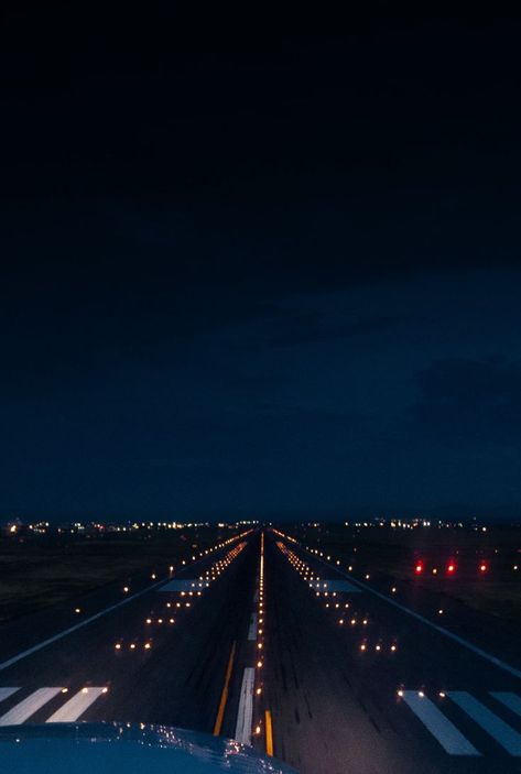 short final / flare  #aviation  https://aviatortraining.net Plane Wallpaper, Photo Avion, Plane Photography, Airport Runway, Airport Pictures, Airplane Wallpaper, Pilots Aviation, Airplane Photography, Night Flight