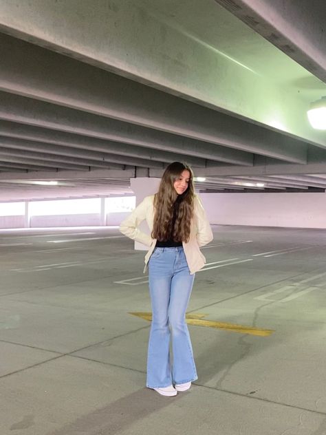 High Rise Bell Bottom Jeans Outfit, Flare Jeans Outfit Modest, Cute Outfits With Flared Jeans, Blue Bell Bottom Jeans Outfit, Blue Bell Bottoms Outfit, High Rise Flare Jeans Outfits, Flare Leg Jeans Outfit, Blue Flare Jeans Outfit, Outfits With Flare Jeans