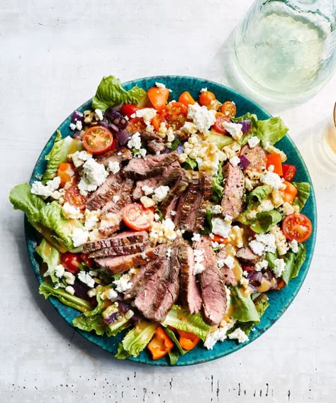 Grilled Skirt Steak Salad Skirt Steak Salad, Grilled Steak Salad, Skirt Steak Recipes, Grilled Beef Recipes, Grilled Skirt Steak, Steak Salad, Grilled Onions, Grilled Steak, Skirt Steak