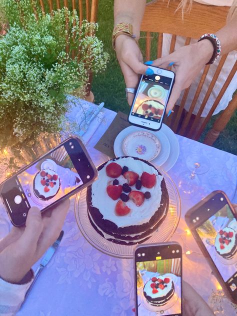 Aesthetic dinner party with friends cake picture Cake With Friends Aesthetic, Cake With Friends, Baking With Friends, Aesthetic Dinner Party, Picture Of A Picture, Dinner Party With Friends, Aesthetic Dinner, Dream Birthday, Party With Friends