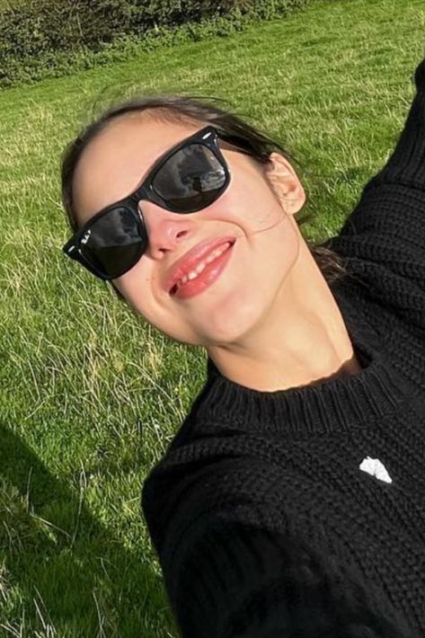 Olivia Rodrigo is wearing Ray-Ban RB 4420 601/87 sunglasses in Instagram post. Olivia Rodrigo Sunglasses, Olivia Rodrigo Heart Glasses, Olivia Rodrigo Paparazzi Pics, Olivia Rodrigo And Iris Apatow, Rayban Sunglasses For Women Wayfare, Luxury Eyewear, Black Square, Olivia Rodrigo, Ray Ban