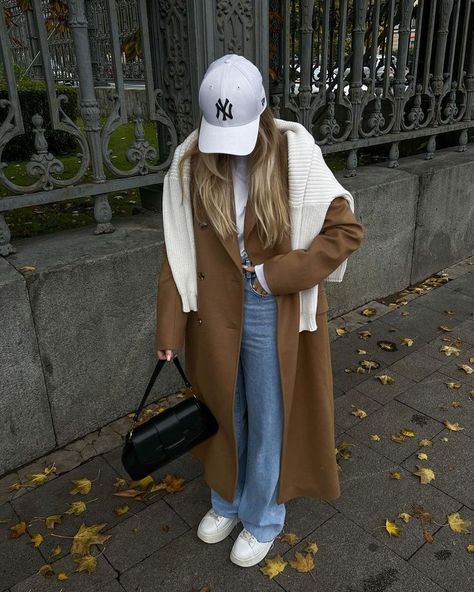 Camel Coat Outfit Winter Style, Liza Rudkevich, Brown Coat Outfit, Winter Inspo Outfits, Camel Coat Outfit, Nyc Winter Outfits, Sandal Tali, Outfits New York, New York Outfits