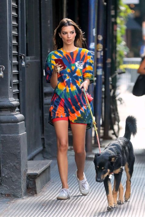 Z Investigates: How to Wear Tie-Dye Like an It-Girl — ZEITGEIST Tie Dye Shirt Outfit, Emrata Style, Ratajkowski Style, Tie Die Shirts, Emily Ratajkowski Style, Tie Dye Clothing, Street Clothing, Fashion Moodboard, Tie Dye Fashion