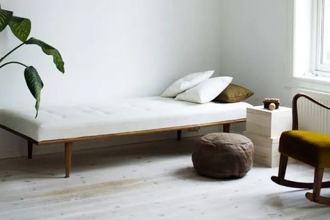 Diy Bed Ideas, Daybed Diy, Poster On Wall, Hideaway Bed, Side Table Stool, Diy Daybed, Murphy Bed Ikea, Natural Interiors, Murphy Bed Ideas