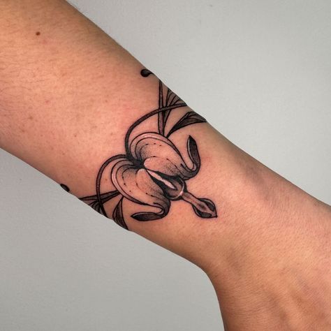 Bleeding heart 💋 Heart Flower Tattoo, Aa Tattoos, Flower Tat, Traditional Tattoo Old School, Top Surgery, Floral Tattoos, Faith Tattoo, Western Tattoos, Vine Tattoos