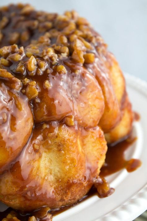 This Easy Rhodes Monkey Bread uses frozen dough and butterscotch pudding to make the best cinnamon pull-apart bubble bread! Drenched in a gooey, ultra-smooth sauce, this perfected version of your favorite breakfast treat can be made overnight or on the day-of with just 5 ingredients and 10 minutes of hands-on time. Perfect for any busy day, but especially great for Christmas morning! Rhodes Monkey Bread, Overnight Monkey Bread, Rhodes Rolls Recipes, Rhodes Cinnamon Rolls, Rhodes Bread Dough, Pull Apart Monkey Bread, Biscuit Monkey Bread, Cinnamon Monkey Bread, Cinnamon Pull Apart Bread