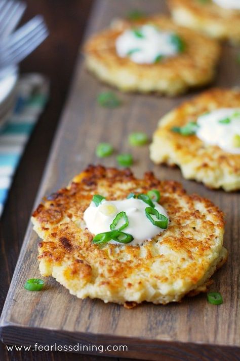 Riced cauliflower is just awesome to cook with! Gluten free cauliflower pancakes make a wonderful appetizer, side dish, or vegetarian meal. Crispy on the outside and cheesy tender on the inside, you will love this easy riced cauliflower recipe. Cauliflower Pancakes Recipes, Gluten Pancakes, Leek Pancakes, Pancakes Crispy, Glutenfree Appetizer, Cauliflower Pancakes, Cauliflower Cheddar, Savoury Pancake Recipe, Gluten Free Recipes Appetizers