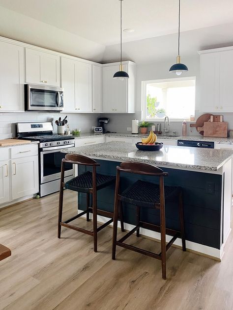 Kitchen Interior Modern, Kitchen Flooring Options, Kitchen Cabinet Inspiration, Kitchen Details, Home Decor Quotes, Inspire Me Home Decor, Galley Kitchen, Pinterest Group, Kitchen Cabinet Colors