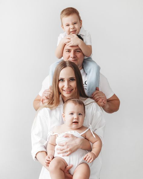 Family Photoshoot White Background, White Family Photoshoot, Newborn Hospital Photography, 5 Month Baby, Family Photo Studio, Hospital Photography, Family Photoshoot Poses, Indoor Family, Family Portrait Poses