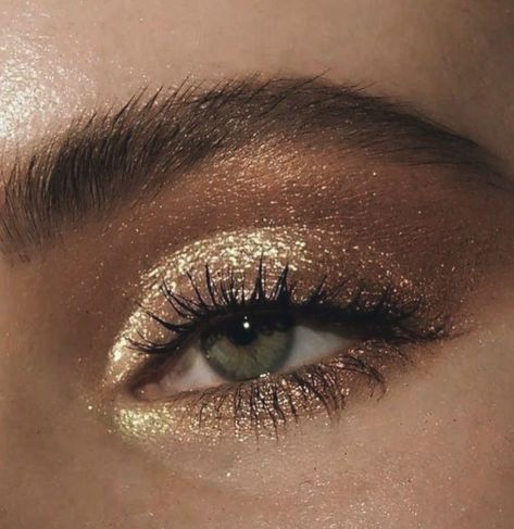 Golden Eyeshadow, Prom Eye Makeup, Eye Makeup Pictures, Smink Inspiration, Smoky Eyes, Eye Makeup Designs, Gold Makeup, Makeup Eye Looks, Eye Makeup Art