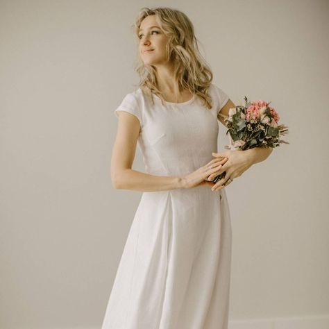 Free Spirited Wedding Dress, Wedding Dress Vintage Inspired, Free Spirited Wedding, Vintage Inspired Wedding Gown, Retro Wedding Dresses, Linen Wedding Dress, Wedding Dress Vintage, Linen Wedding, Modest Wedding Dress