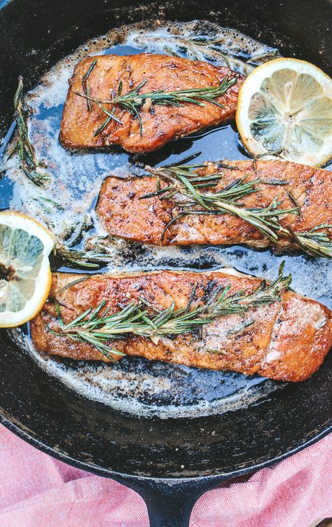 Lemon Rosemary Salmon, Rosemary Salmon, Seared Salmon Recipes, Salmon Recipes Pan Seared, South Beach Diet Recipes, Delicious Salmon Recipes, Rosemary Recipes, Seared Fish, Lemon Salmon