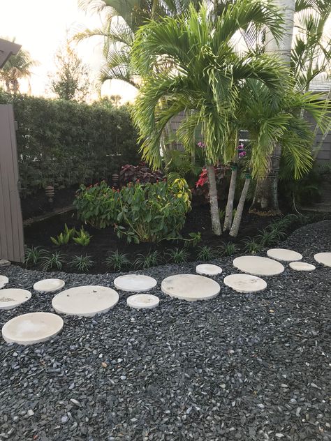 Round Stone Pathway, Circular Stepping Stones, Diy Round Stepping Stones, Round Pavers Walkway, Circle Stepping Stones Pathway, Round Pavers Ideas, Garden Ponds Ideas, Round Pavers, Ponds Ideas