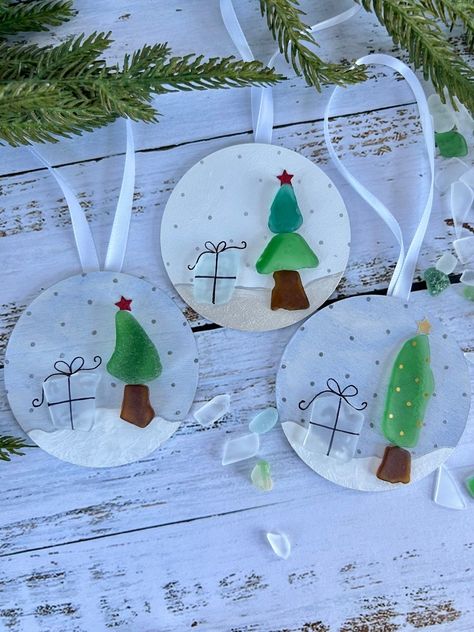 Christmas Sea Glass Ornaments, Beach Glass Ornaments Diy, Sea Glass Tree Ornaments, Sea Glass Painting, Christmas Beach Crafts, Sea Glass Ornaments Christmas, Diy Sea Glass Crafts, Beach Glass Christmas Ornaments, Beachglass Art Ideas