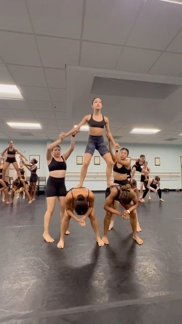 5 Person Dance Lifts, Dance Lifts Group Easy, Dance Lifts Group, Dance Lifts, Acro Gymnastics, Contemporary Dance Videos, Acro Yoga Poses, Partner Yoga Poses, Simple Dance