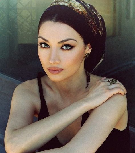 10 Most Beautiful Iranian (Persian) Women: With Instagram - Hood MWR Claudia Lynx, Persian Makeup, Girls Tv Series, Natural Summer Makeup, Makati, Summer Makeup, Lynx, Head Scarf, Pretty Face