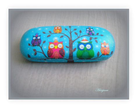 Glasses Case Painting, Eyeglass Cases Upcycle, Beautiful Easy Drawings, Mom Presents, Glasses Case Hard, Painted Clutches, Glass Cases, Glasses Cases, Trendy Blouse