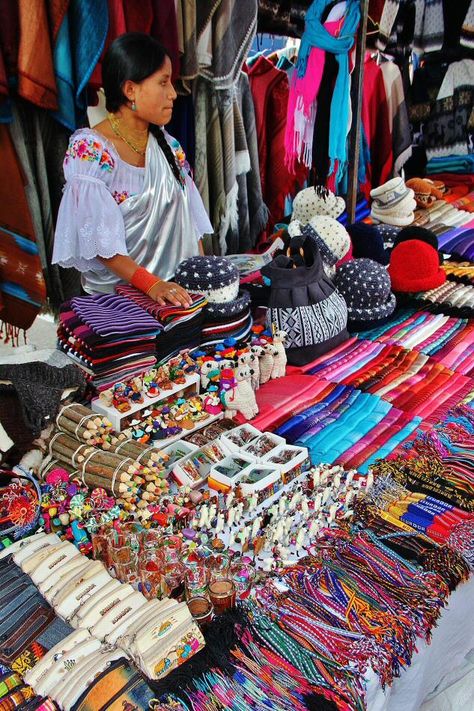 Mercado artesanal de Otavalo cerca de Quito en Ecuador Ecuadorian Fashion, Ecuador Clothes, Ecuadorian Clothing, Ecuador Photography, Otavalo Market, Riverside Market, Otavalo Ecuador, Ecuador Travel, South American Countries