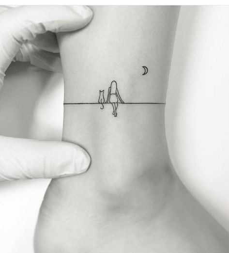 Cool Minimalist Tattoos For Women, Fair Tattoo Ideas, Minimal Tatoos Idea Woman, Small Discreet Tattoos For Women, Minimal Tattoo Ideas Women, Minimalist Tattoo Ideas Women, Minimalist Tattoo Cat, Cat Minimalist Tattoo, Tattoo Cat Minimalist